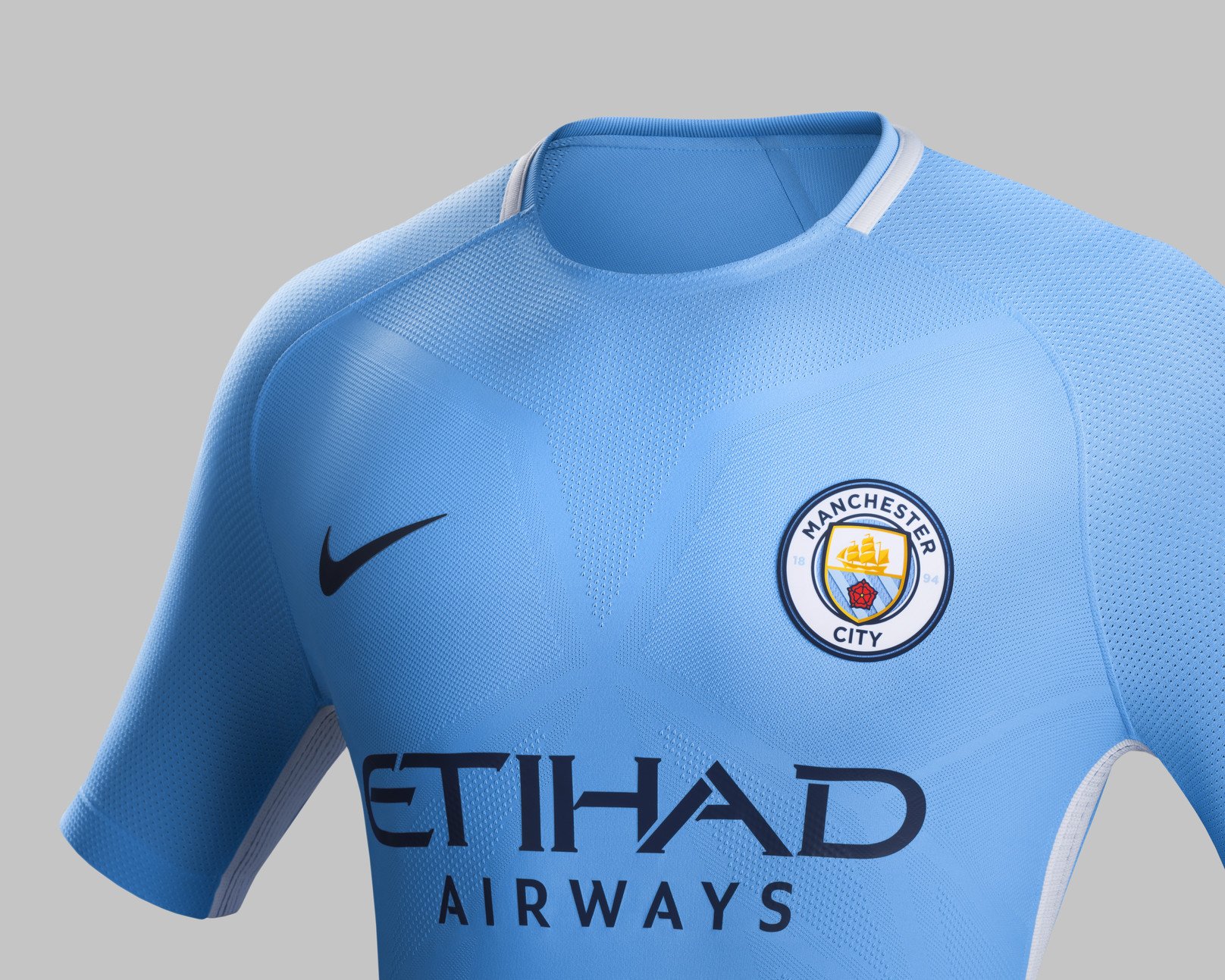 Manchester City präsentiert Nike-Trikots für 2017/2018