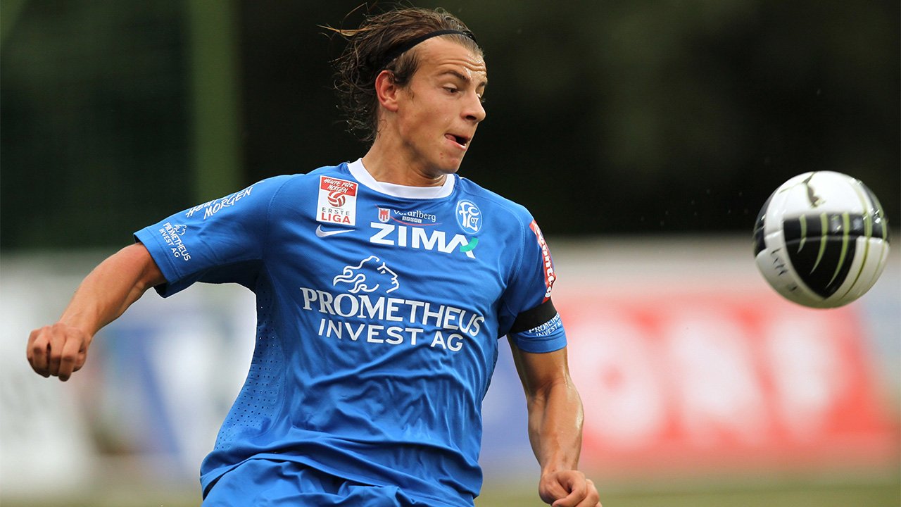 Ungewohntes Bild: Der blutjunge Stefan Schwab im Trikot des FC Lustenau.