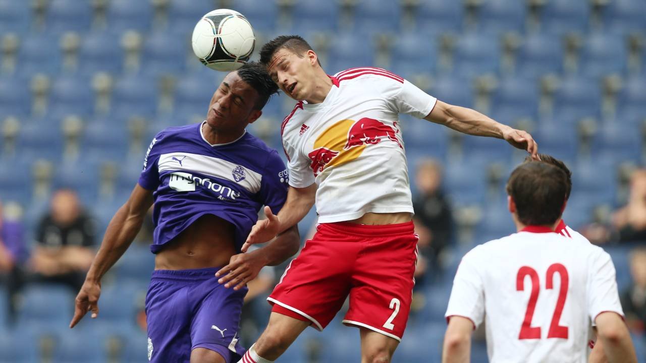 Von 2012 bis 2014 lief Karim Onisiwo für SV Austria Salzburg auf, hier im Kopfball-Duell mit Stefan Lainer.