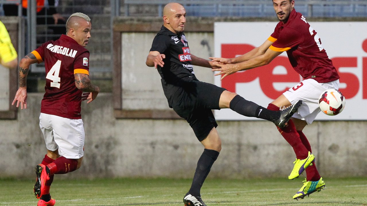 Sertan Günes bei einem Freundschaftsspiel gegen die AS Roma - als der Parksheriff gegen die Millionäre spielte