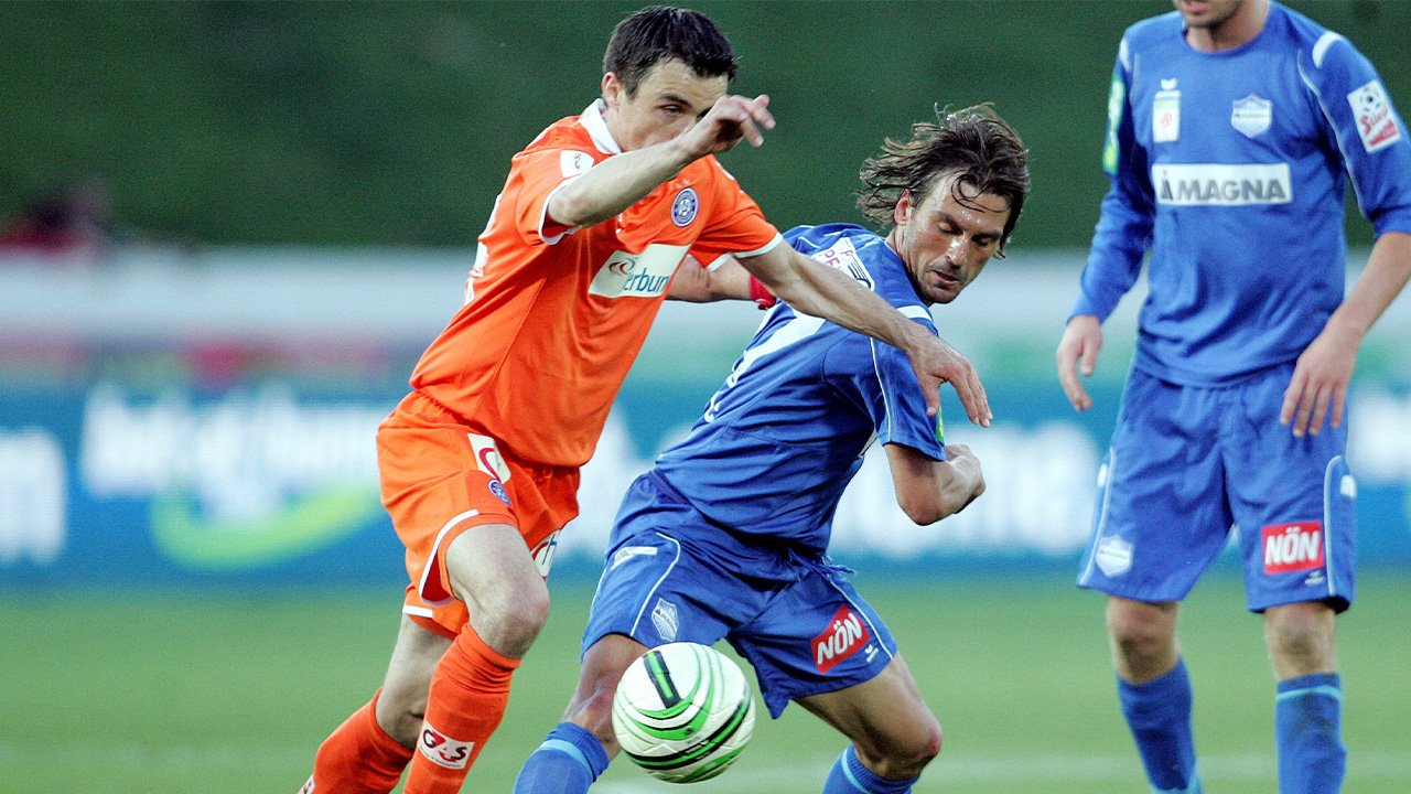 Brisantes Aufeinandertreffen: Neo-Stronach-Klub Wiener Neustadt (Kuljic, r.) gegen Ex-Stronach-Liebkind Austria Wien (Bazina, l.)