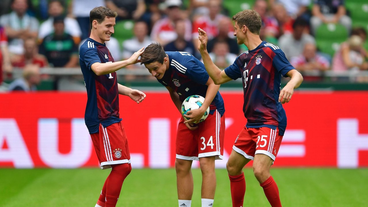 Marco Friedl spielte zwei Mal für die Bayern-Profis. Im Bild (Mitte) mit Vereinslegende Thomas Müller (rechts) und Sebastian Rudy (links).