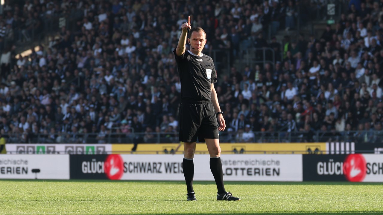 Im Mittelpunkt: Referee Sebastian Gishamer