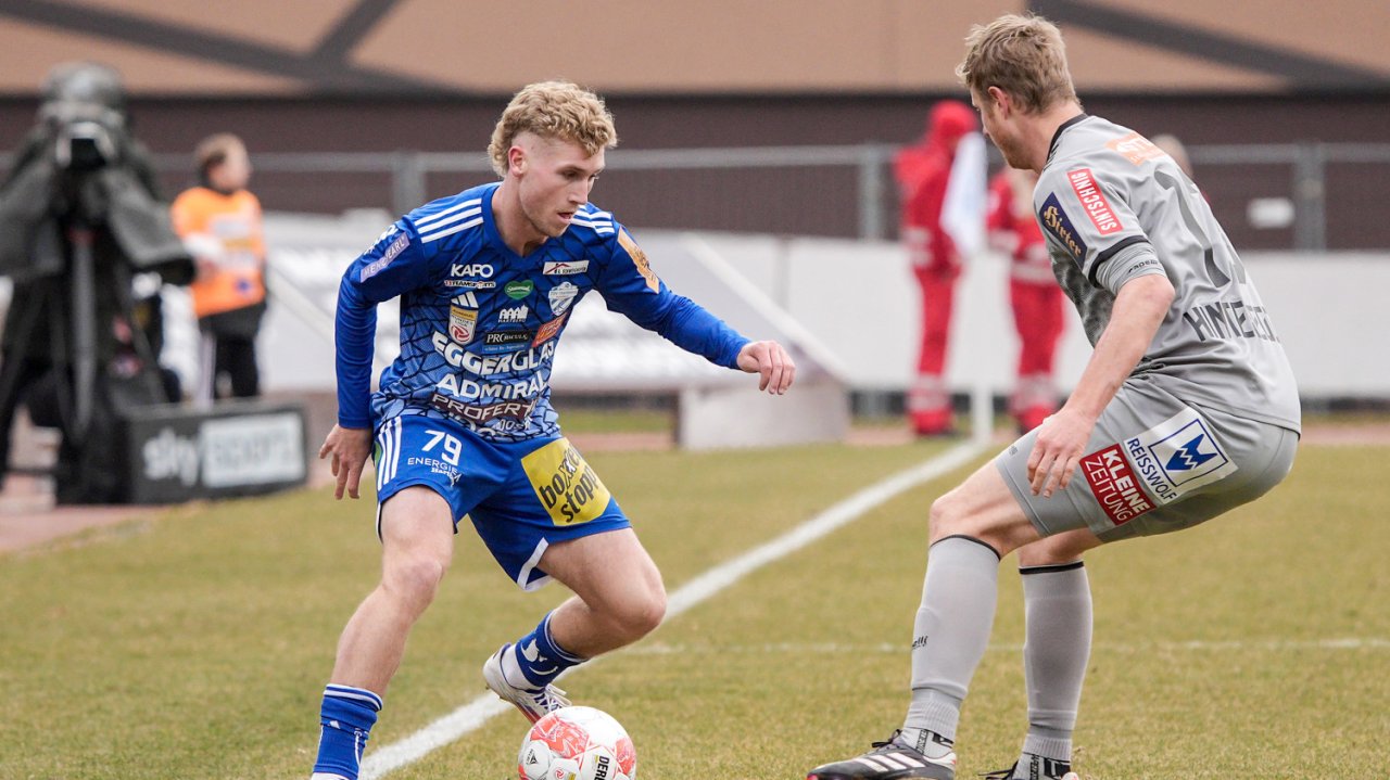 Jed Drew im Zweikampf mit Martin Hinteregger