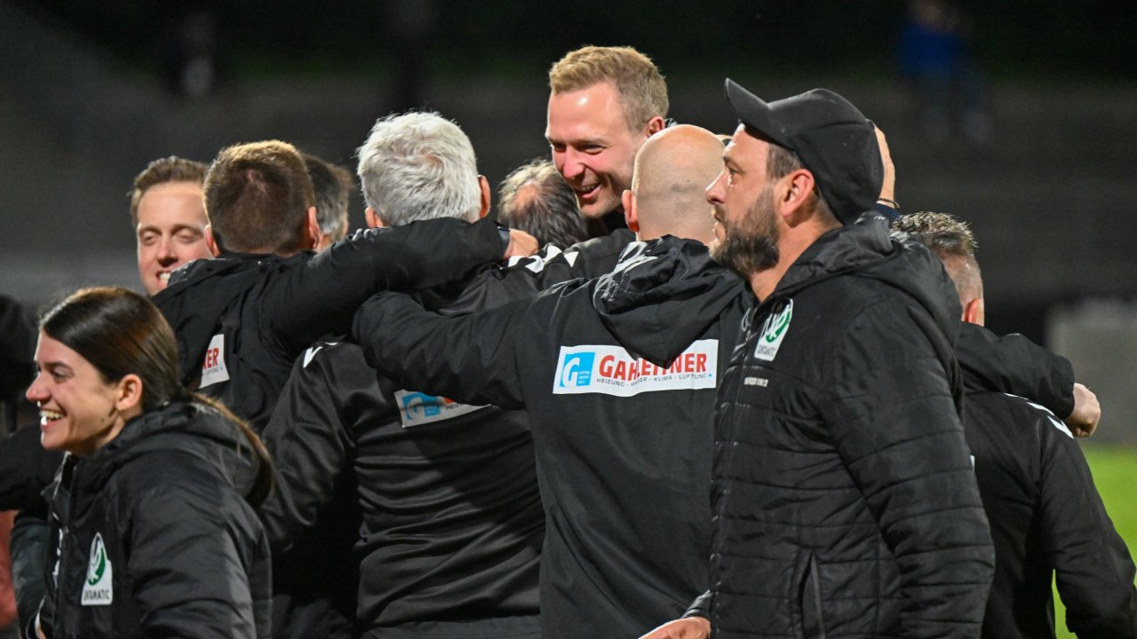 Maximilian Senft nach dem geglückten Aufstieg. Die Verpflichtung des jungen Trainers verantwortete Fiala