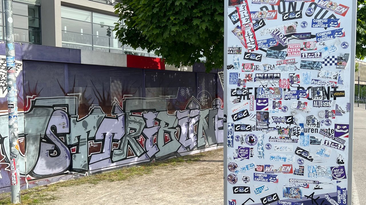 Pickerl und Graffiti dominieren nicht nur am Vorplatz der Ost