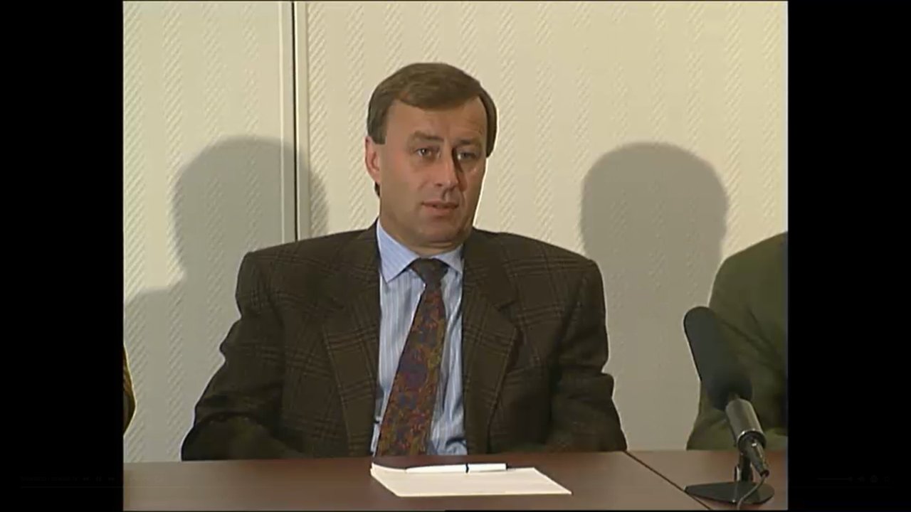 Hickersberger auf der Pressekonferenz nach der Färöer-Niederlage