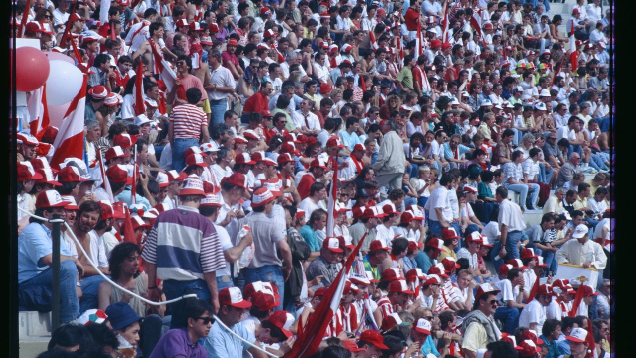 Tausende Fans in rot-weiß-rot in Florenz.