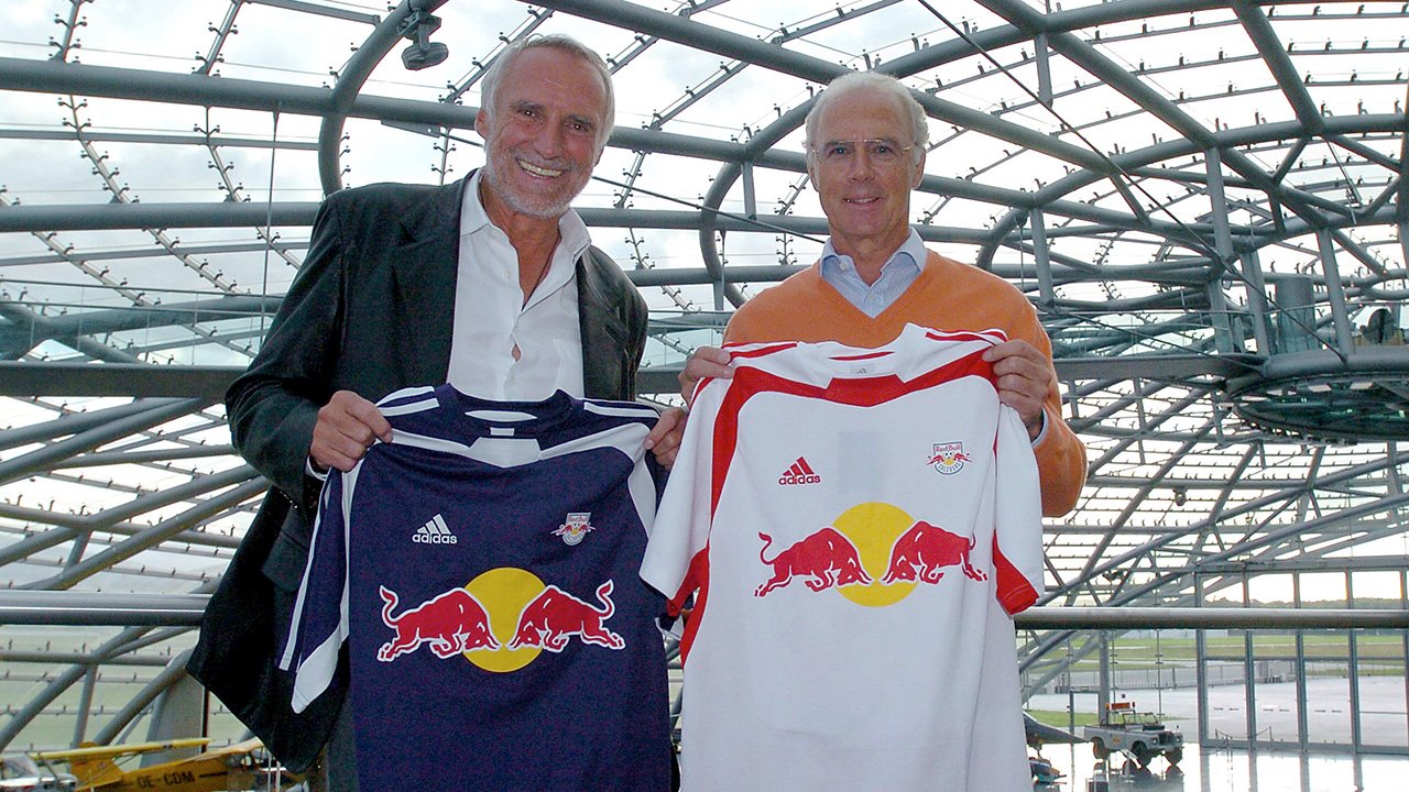 Dietrich Mateschitz und Franz Beckenbauer mit den ersten Red Bull Salzburg Trikots