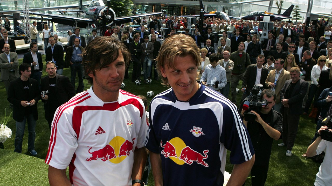 Trikot-Präsentation im Hangar 7: Thomas Winklhofer (links) und Neuzugang Markus Schopp (rechts)