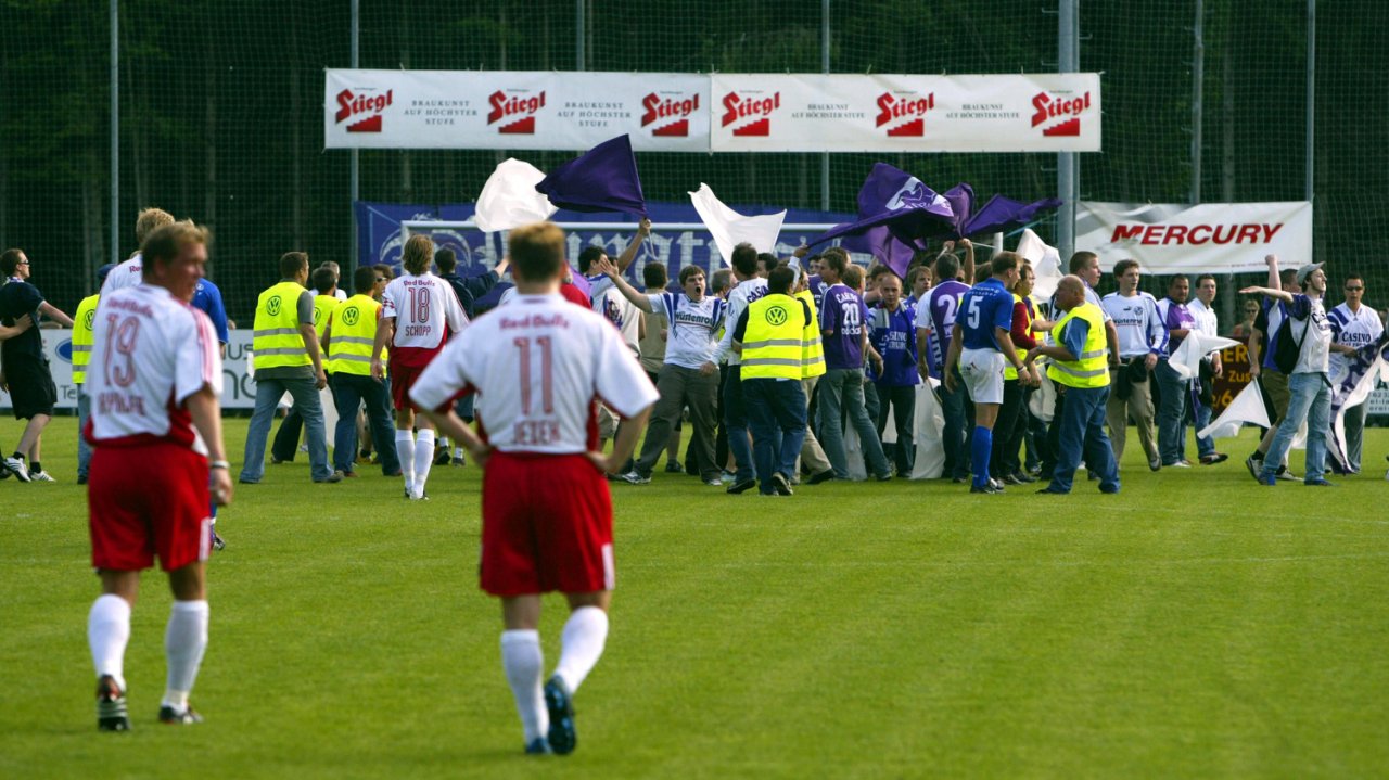 Protest beim ersten Testspiel in Mondsee