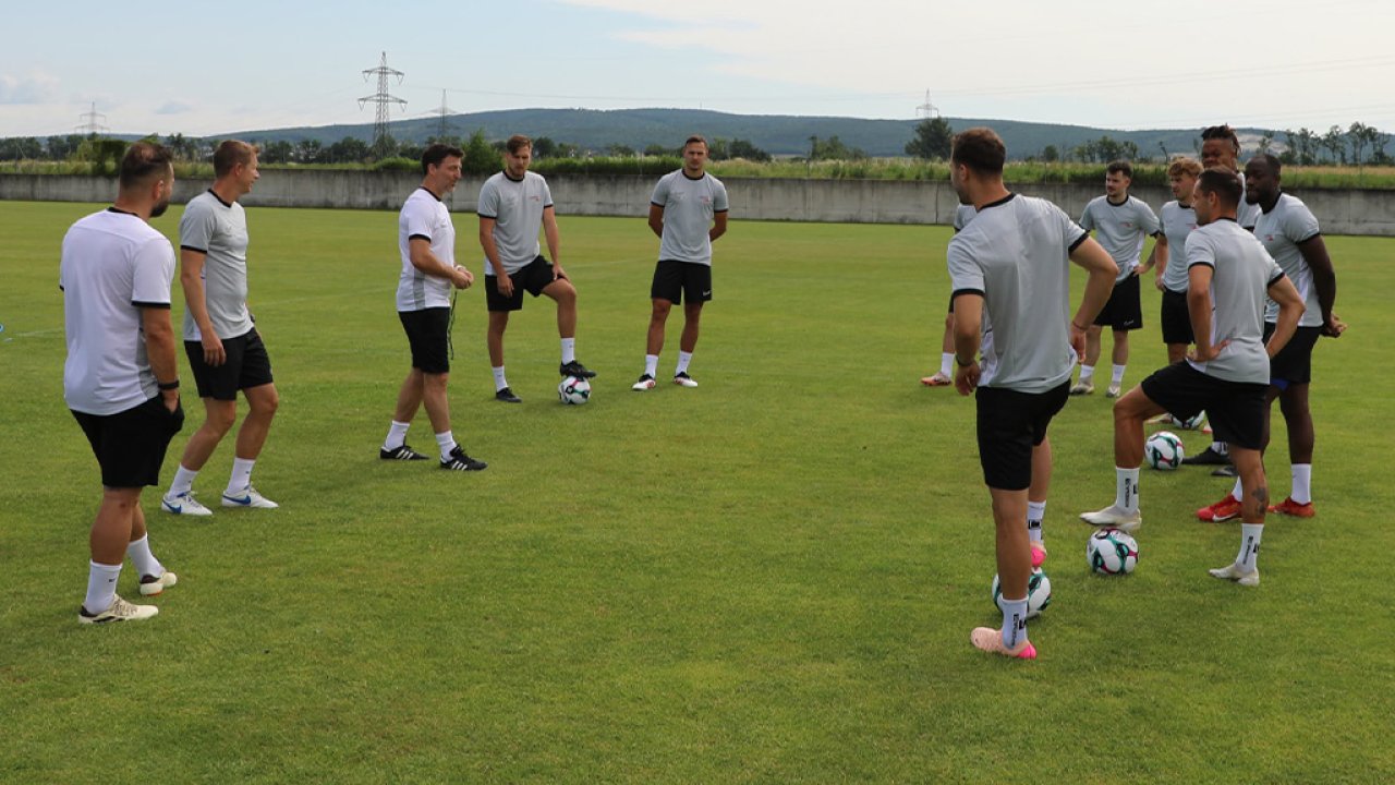 Standfest (l.) coacht in Steinbrunn ein Team aus vertragslosen Profis wie Kristijan Dobras, Lukas Tursch und Niels Hahn.