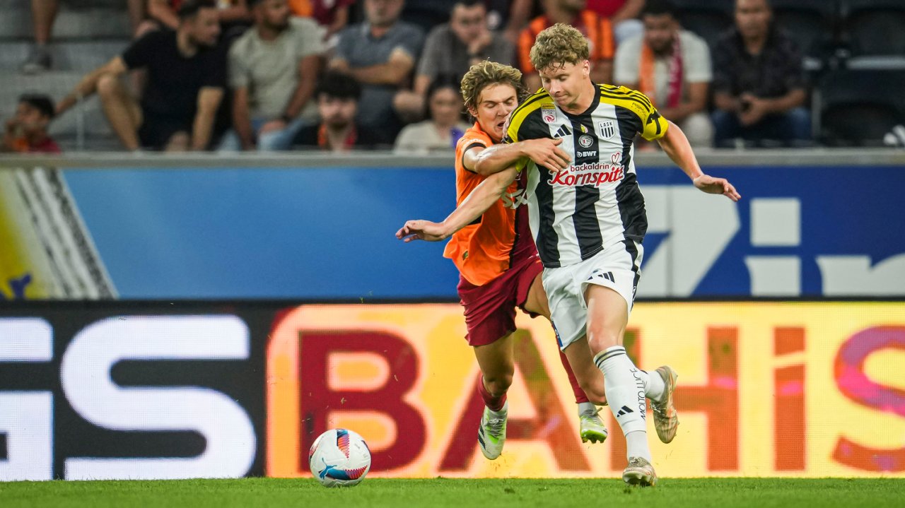 Brandon Pursall im Zweikampf mit Efe Akman (Galatasaray)