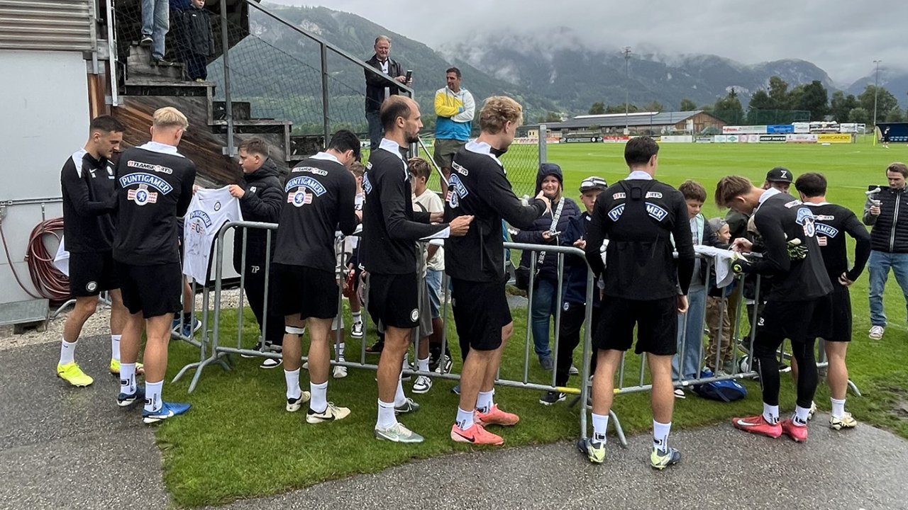 Entspannte Atmosphäre bei Sturm im Trainingslager