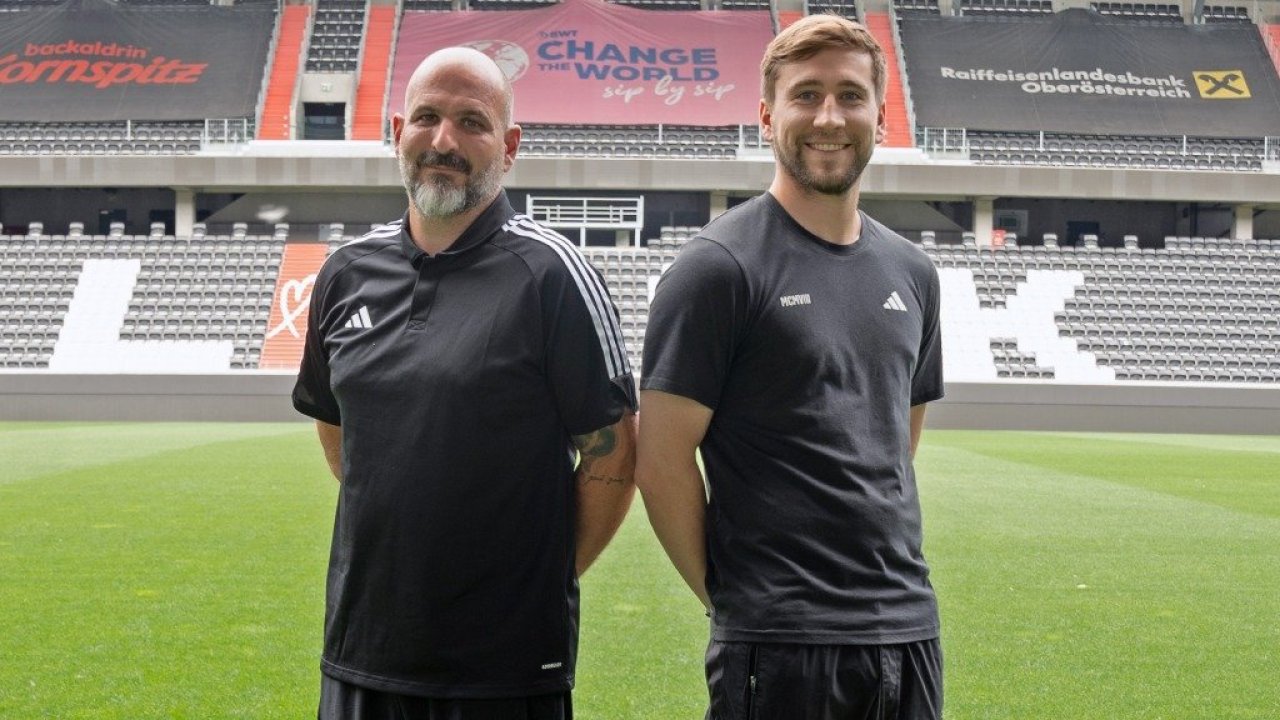 Grubeck (rechts), neben dem Trainer der Amateure OÖ, Andreas Wieland