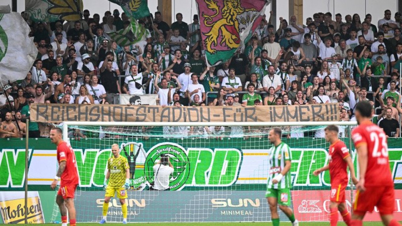 Liebesbotschaft: Die Lustenauer Nordtribüne hängt an ihrem Stadion