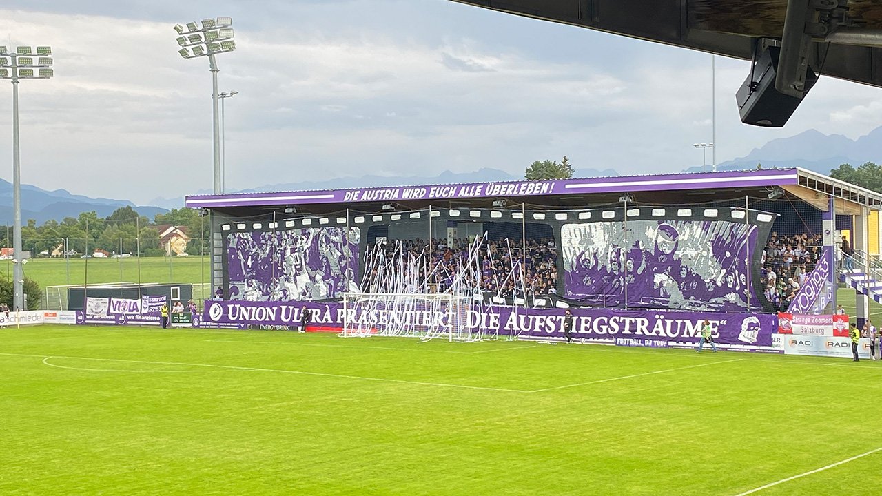 Pünktlich zum Anpfiff zeigen die Fans eine eigene Choreo.