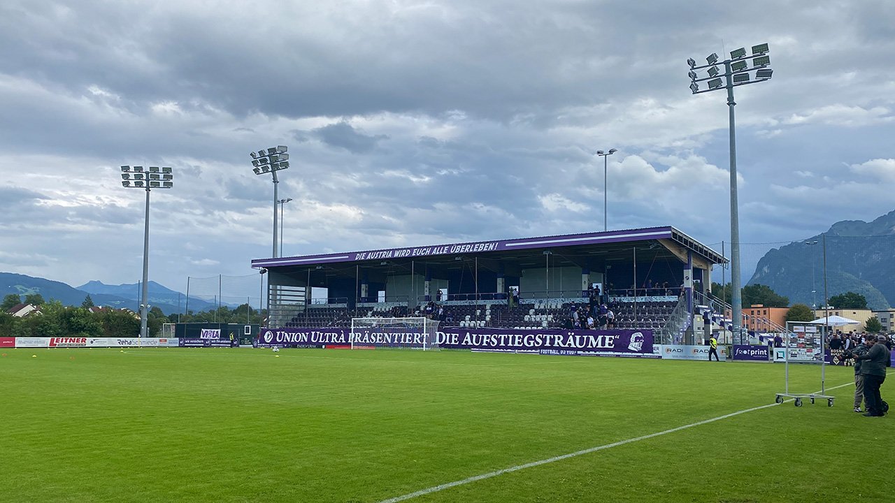 Die Ruhe vor dem Sturm - noch ist die Fantribüne leer.