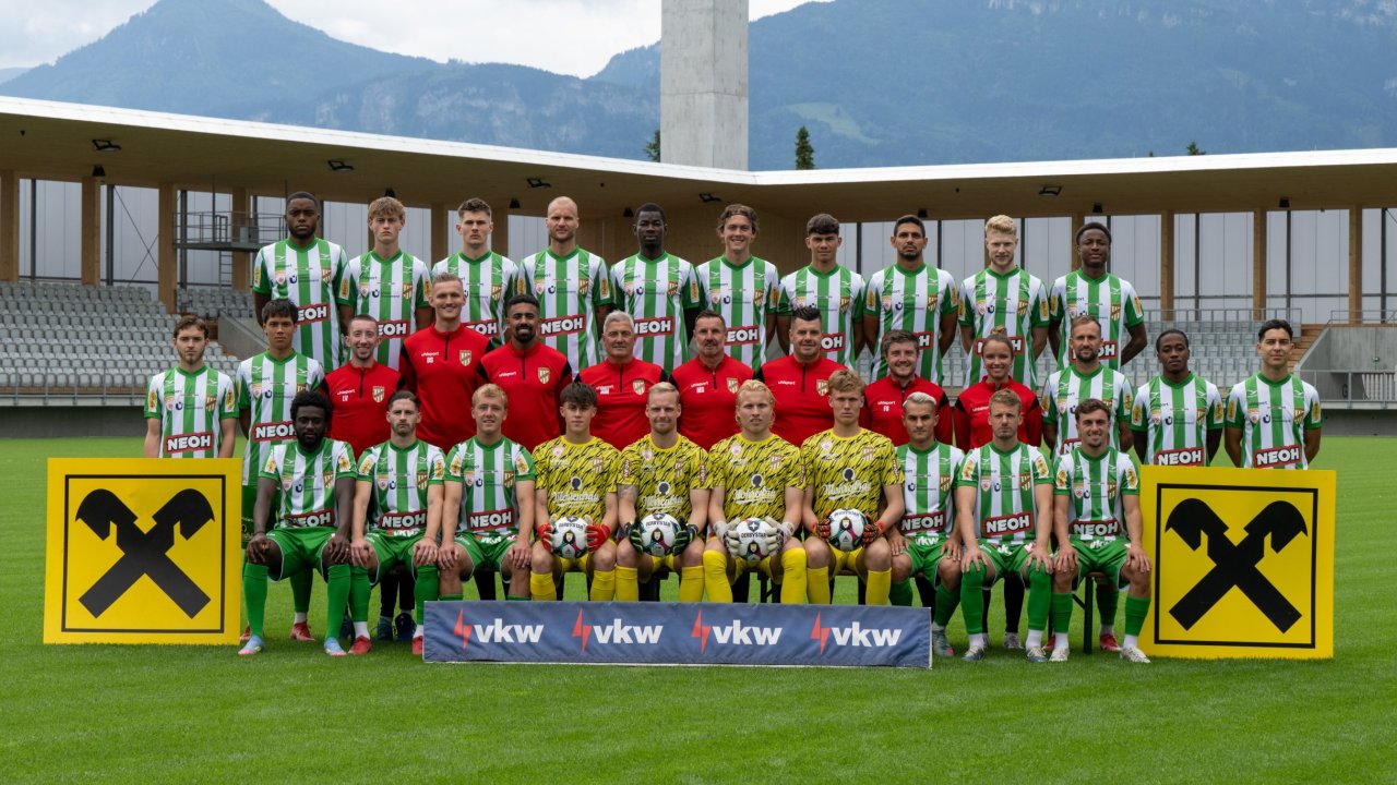 Erstbezug: Das Fotoshooting der neuen Mannschaft im neuen Stadion