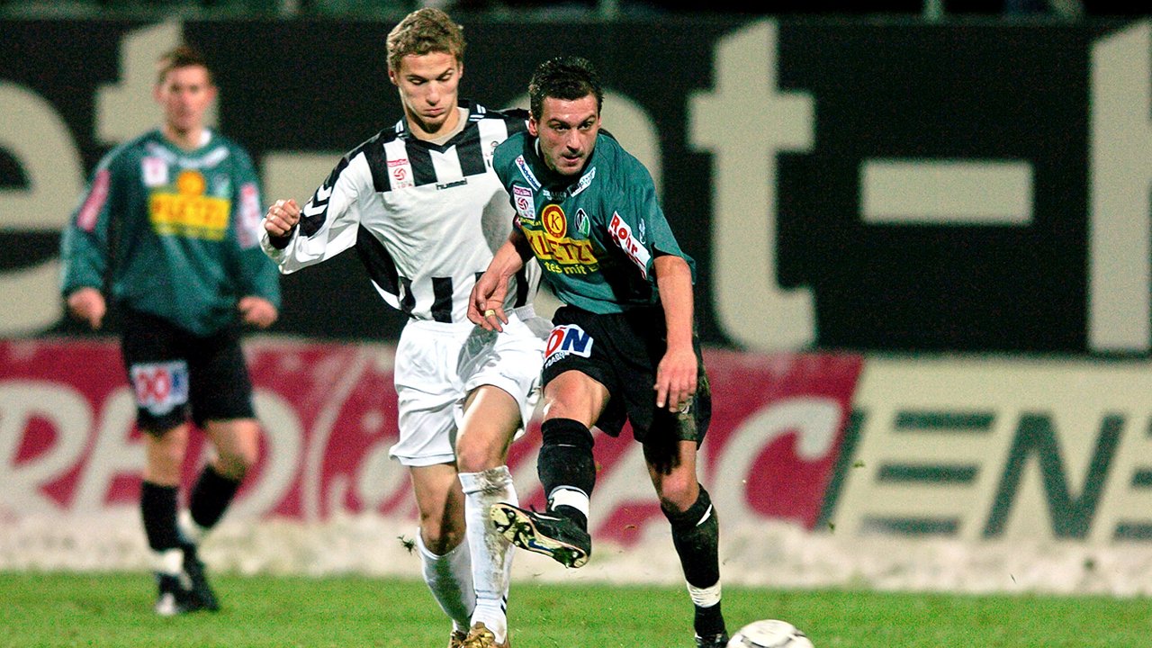 Besian Idrizaj im Duell mit Sanel Kuljic