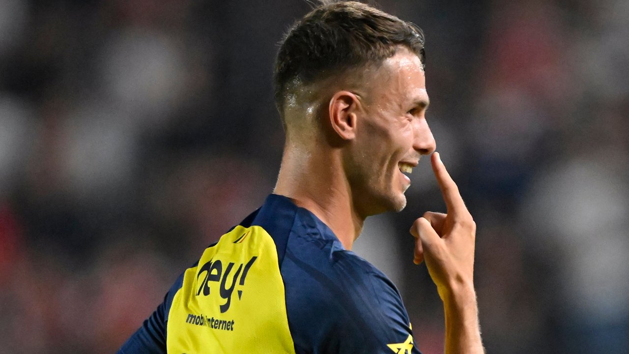 Jubel im Trikot des neuen Arbeitgebers - kein Bild mit Seltenheitswert