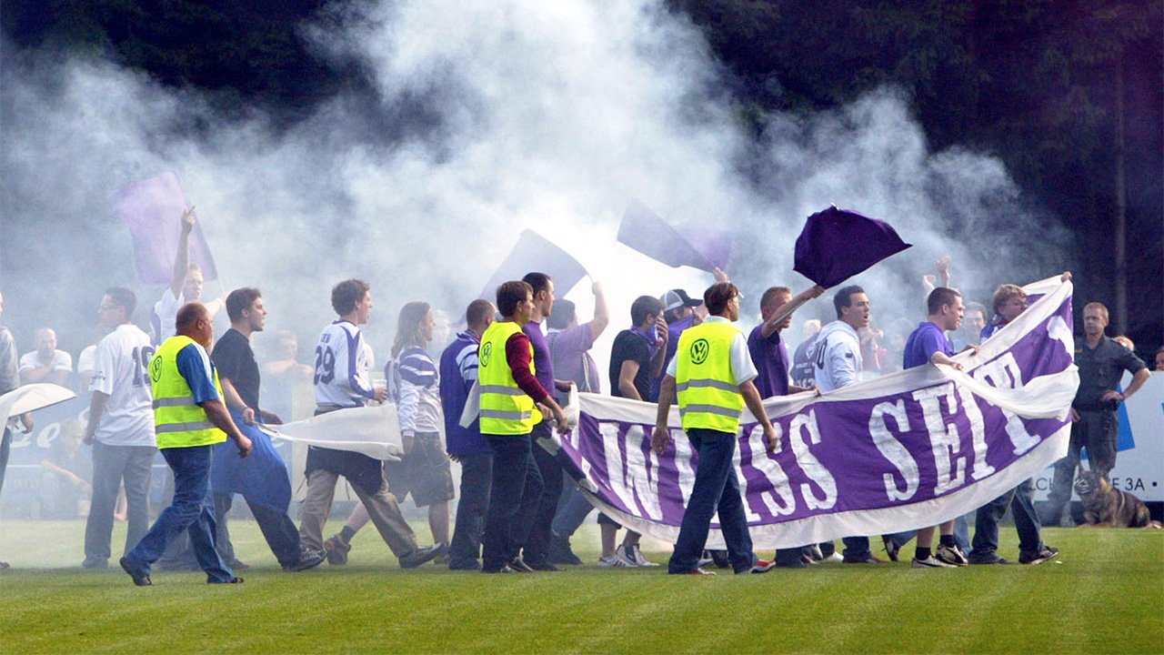 Der Platzsturm in Mondsee 2006 war Auslöser für den zeitweiligen Bruch zwischen den Austria-Fans und Pfeifenberger