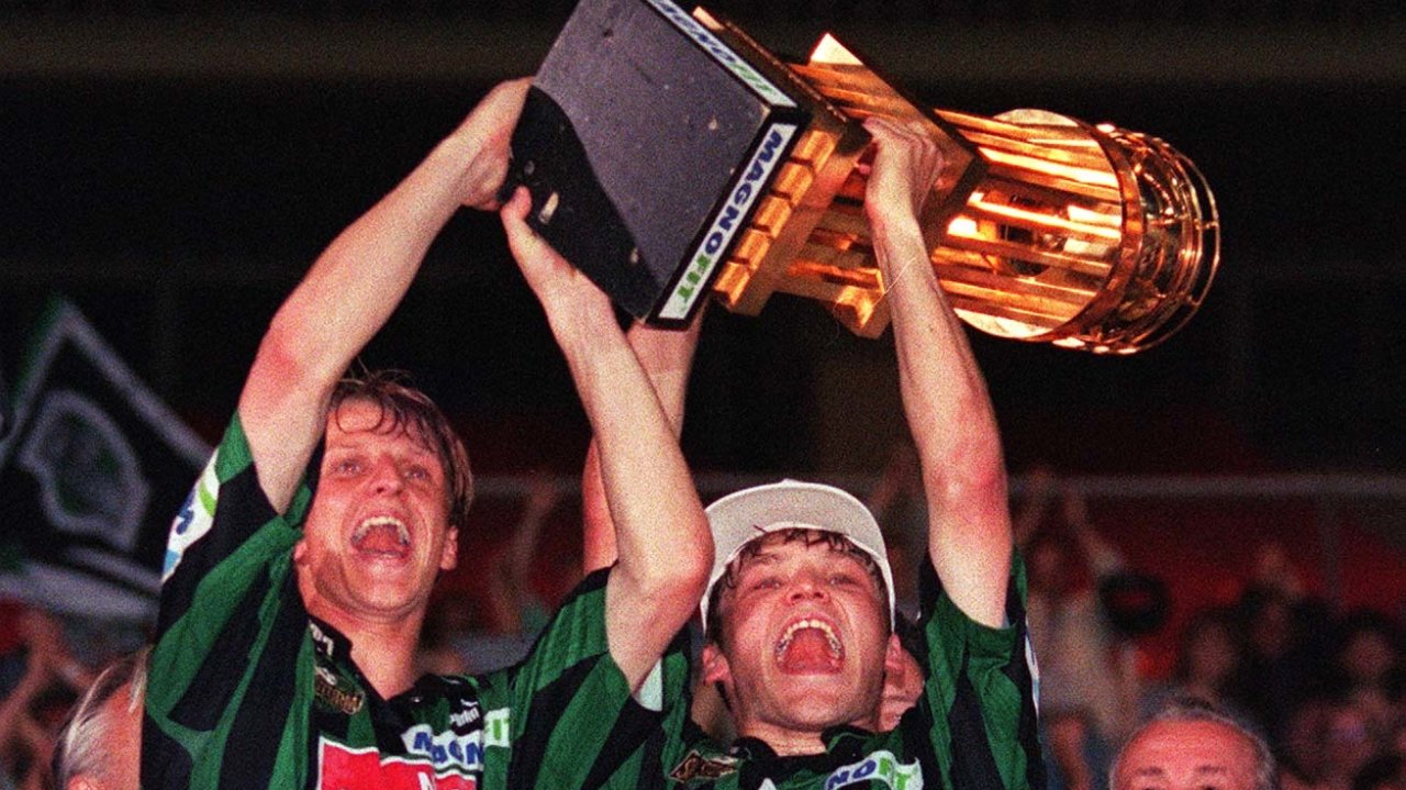 Nach dem Sieg wurde im Happel-Oval gebührend gefeiert, wie hier Schopp (li.) und Wetl (re.).