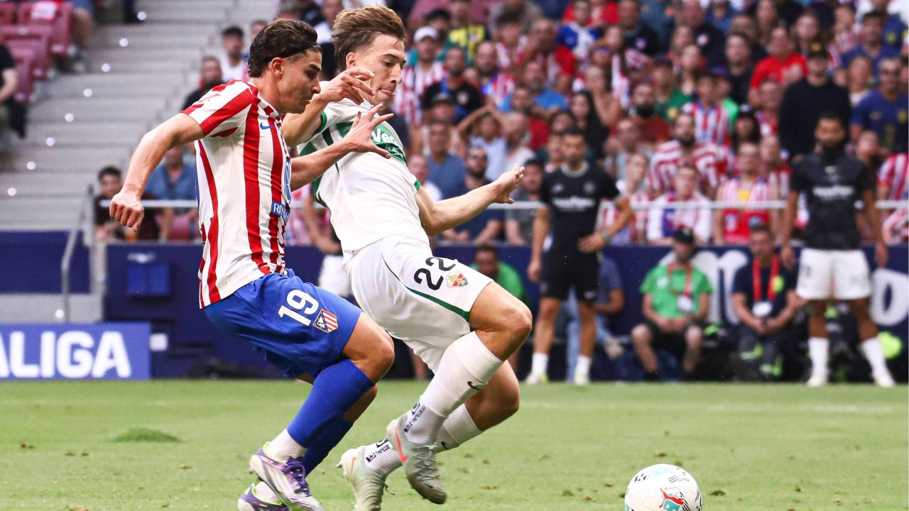 David Affengruber im Duell mit Julian Alvarez