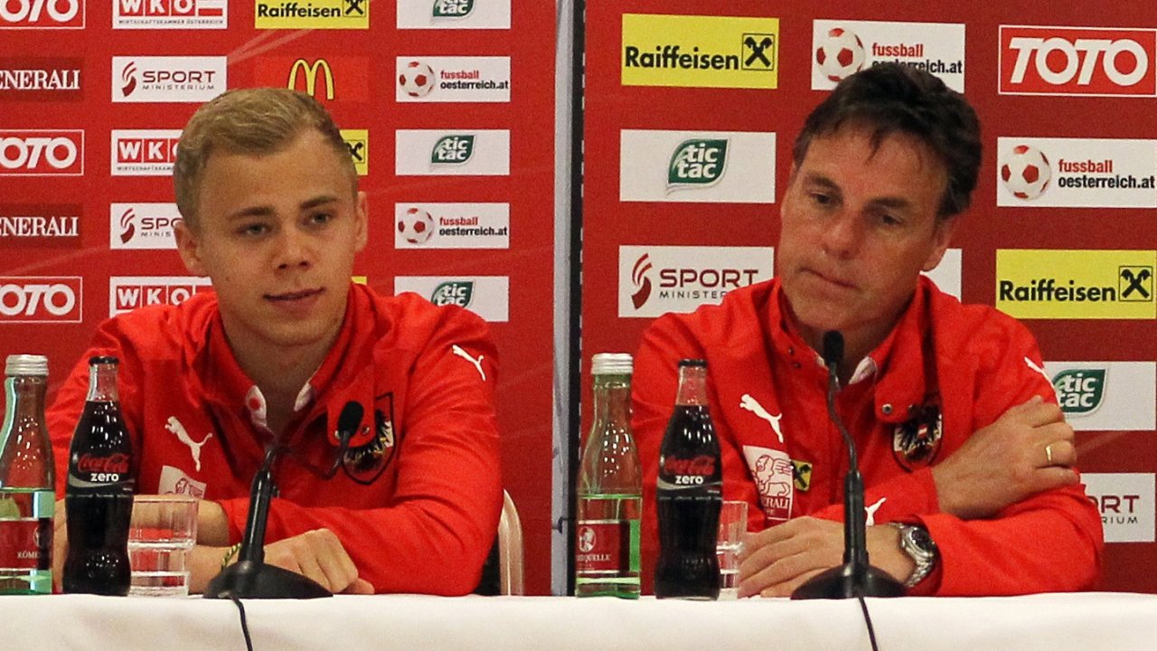 Alexander Schlager 2013 bei einer Pressekonferenz neben Hermann Stadler.