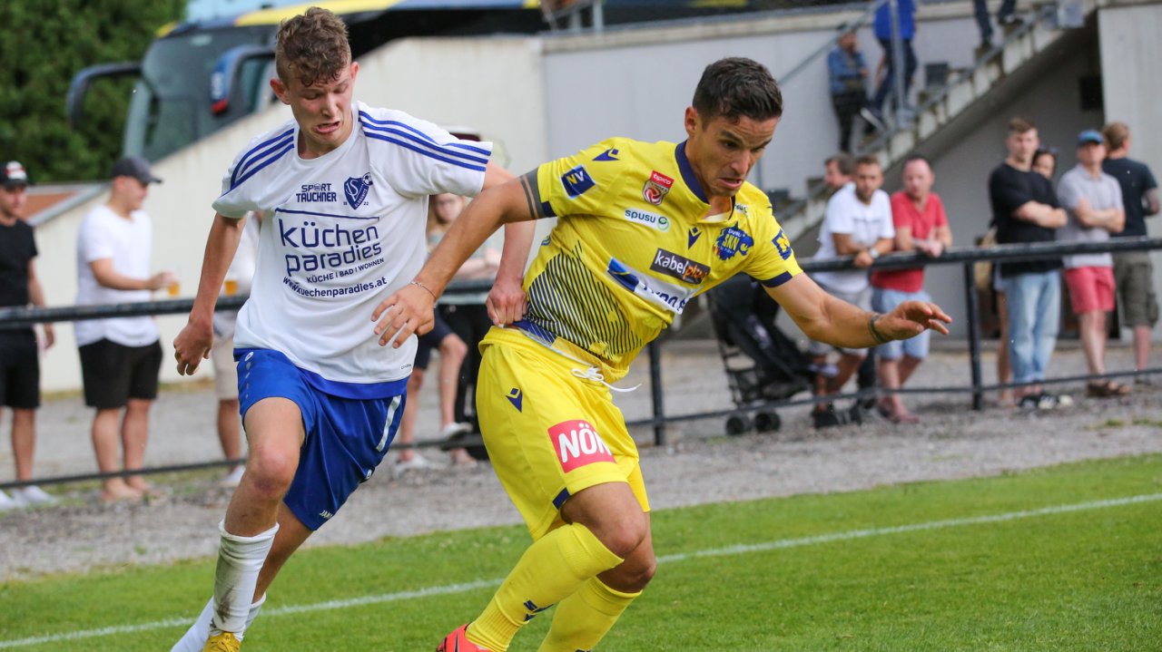 In Gloggnitz ist man lange: Kapitän Stefan Ofner ist seit neun Jahren da, hier im Infight mit Daniel Luxbacher im Jahr 2019