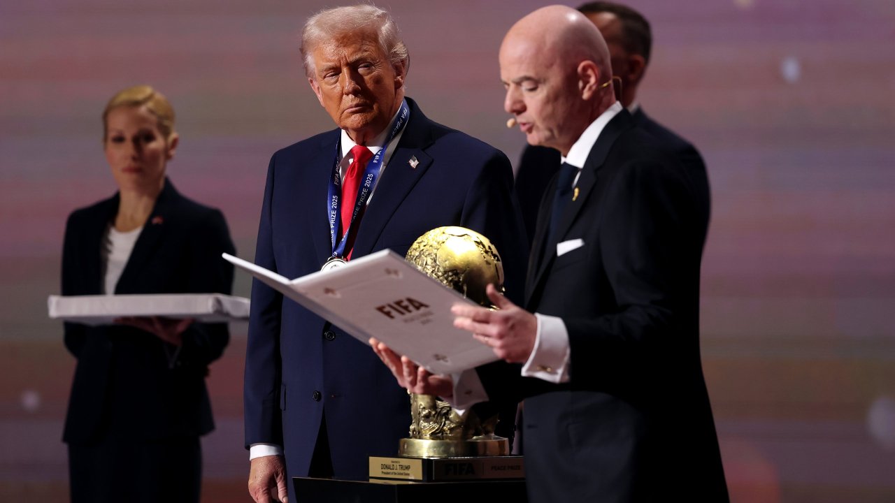 Donald Trump erhielt Ende 2025 den ersten "FIFA Peace Prize"