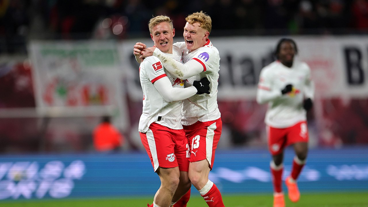 Nicolas Seiwald freut sich mit Xaver Schlager über dessen ersten Saisontreffer gegen Werder Bremen im November.