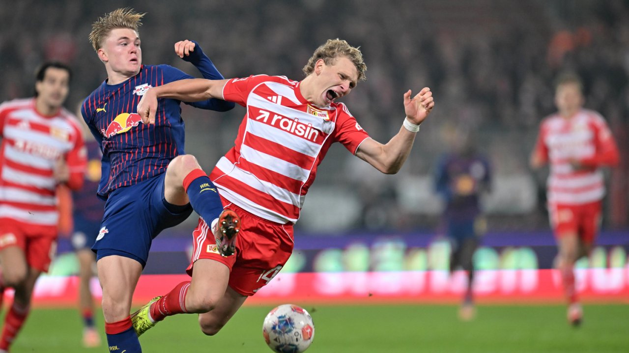 Ex-Nordsjaelland-Stürmer Conrad Harder im Duell mit Leopold Querfeld