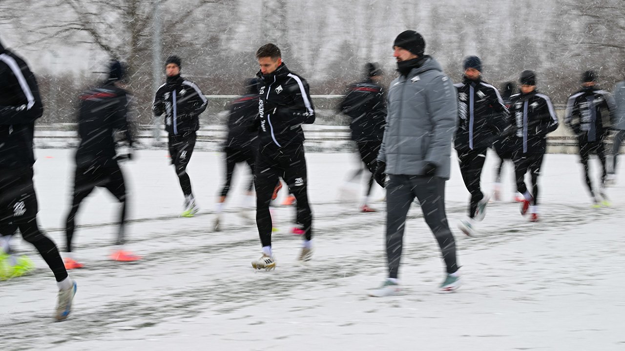 Am Samstag bestreitet der SCR Altach beim FC Luzern das erste Testspiel. Neo-Coach Ognjen Zaric wird das Spiel noch von der Tribüne aus verfolgen.