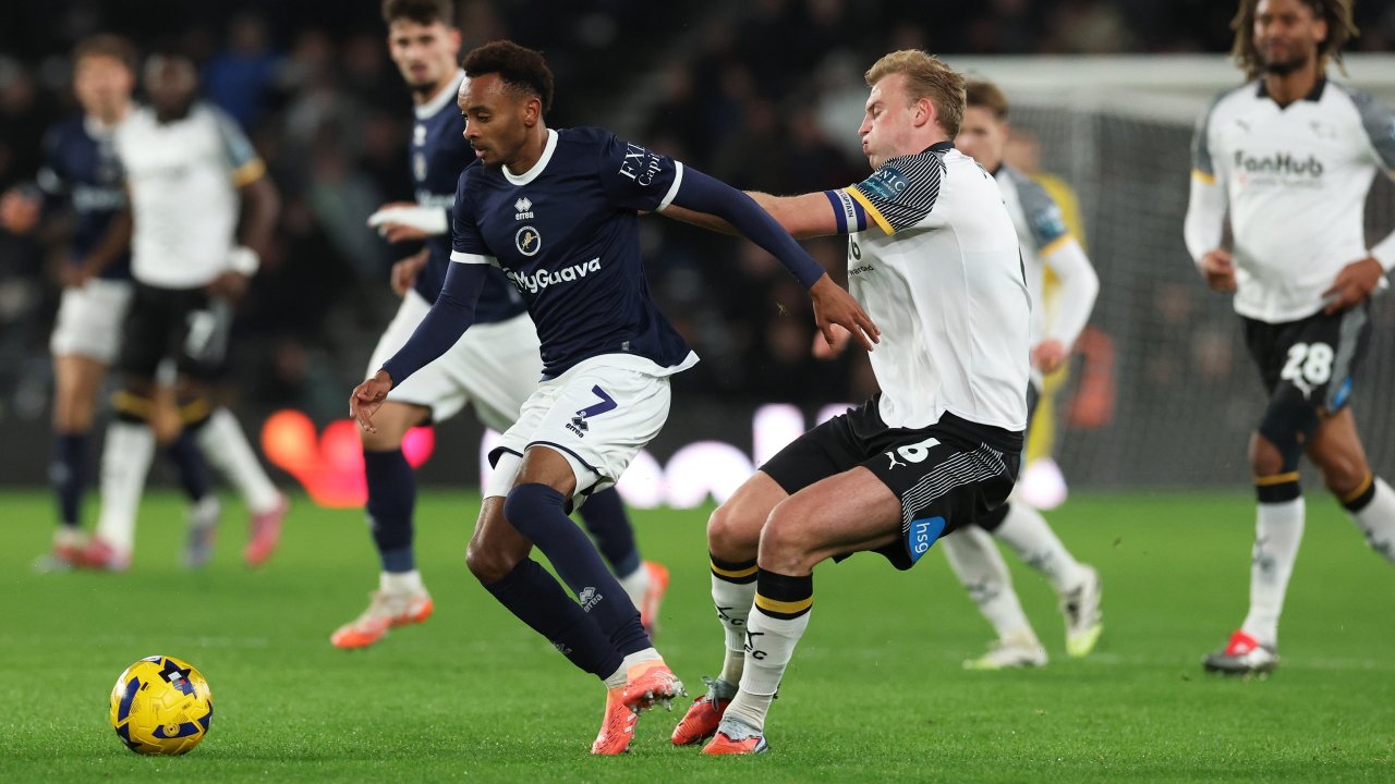 These: Es ist ein Trugschluss, dass sich Talente im Falle einer Aufstockung der Bundesliga auf 16 Klubs besser entwickeln können, weil die Vereine im Tabellen-Mittelfeld ohne Druck vermehrt auf sie setzen würden. Die heißesten Zukunftsaktien finden so oder so einen Weg.