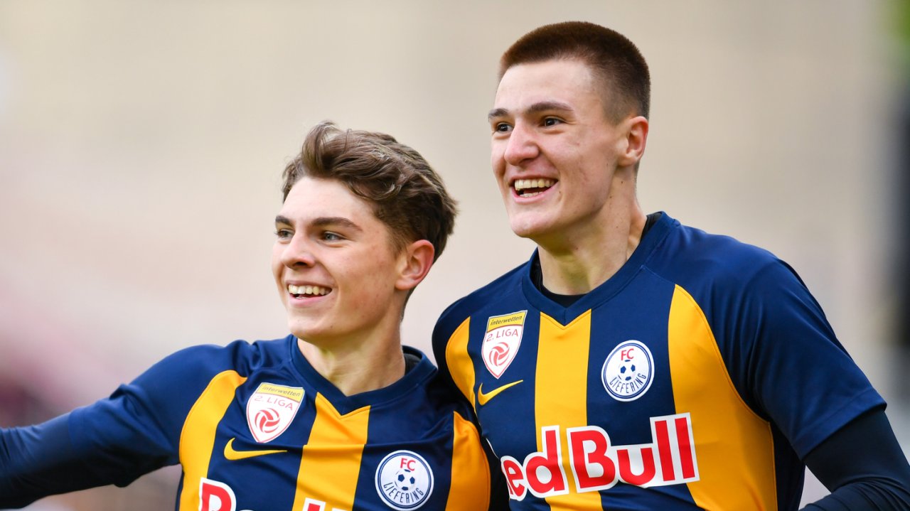 Elias Havel mit Liefering-Teamkollege Benjamin Sesko