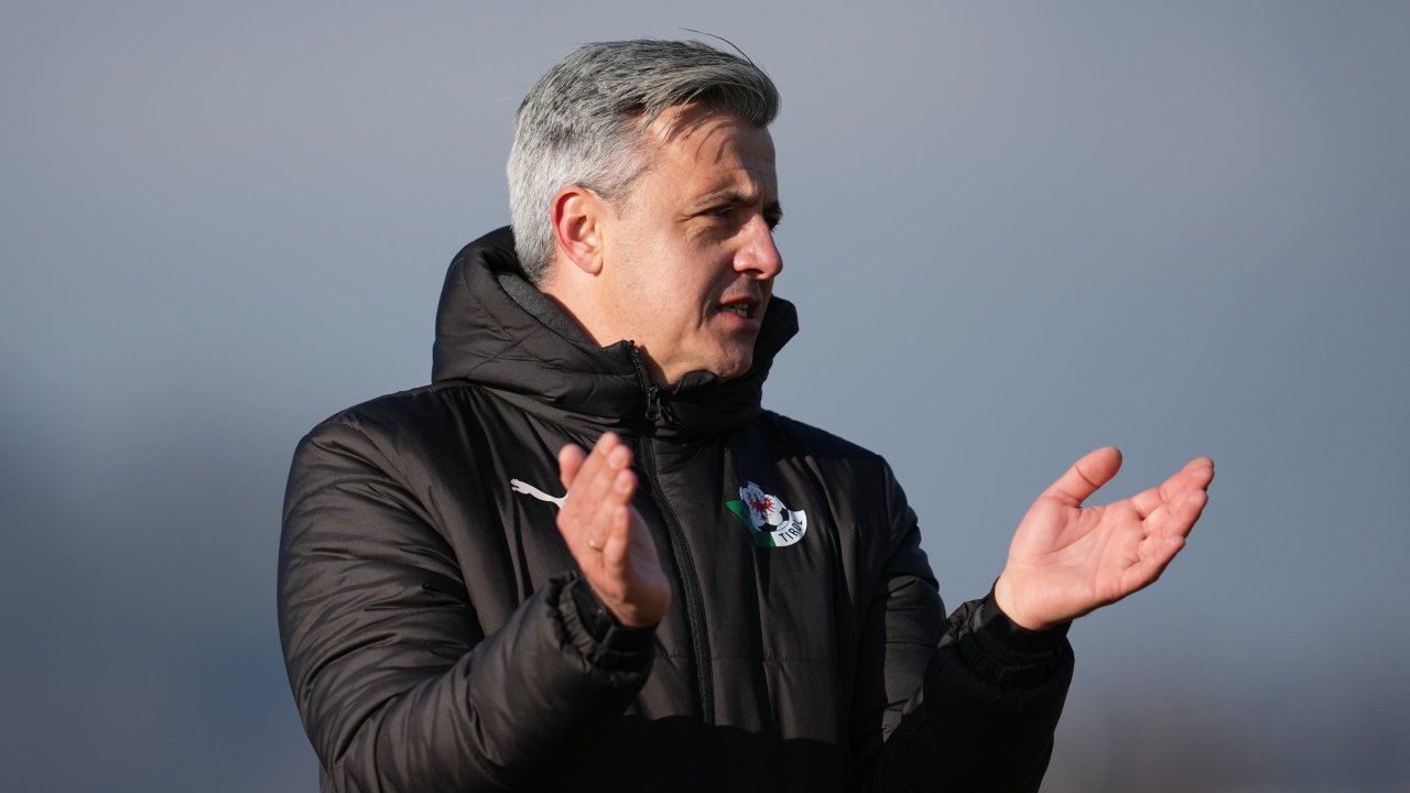 Der Trainer applaudiert dem Kapitän und vice versa