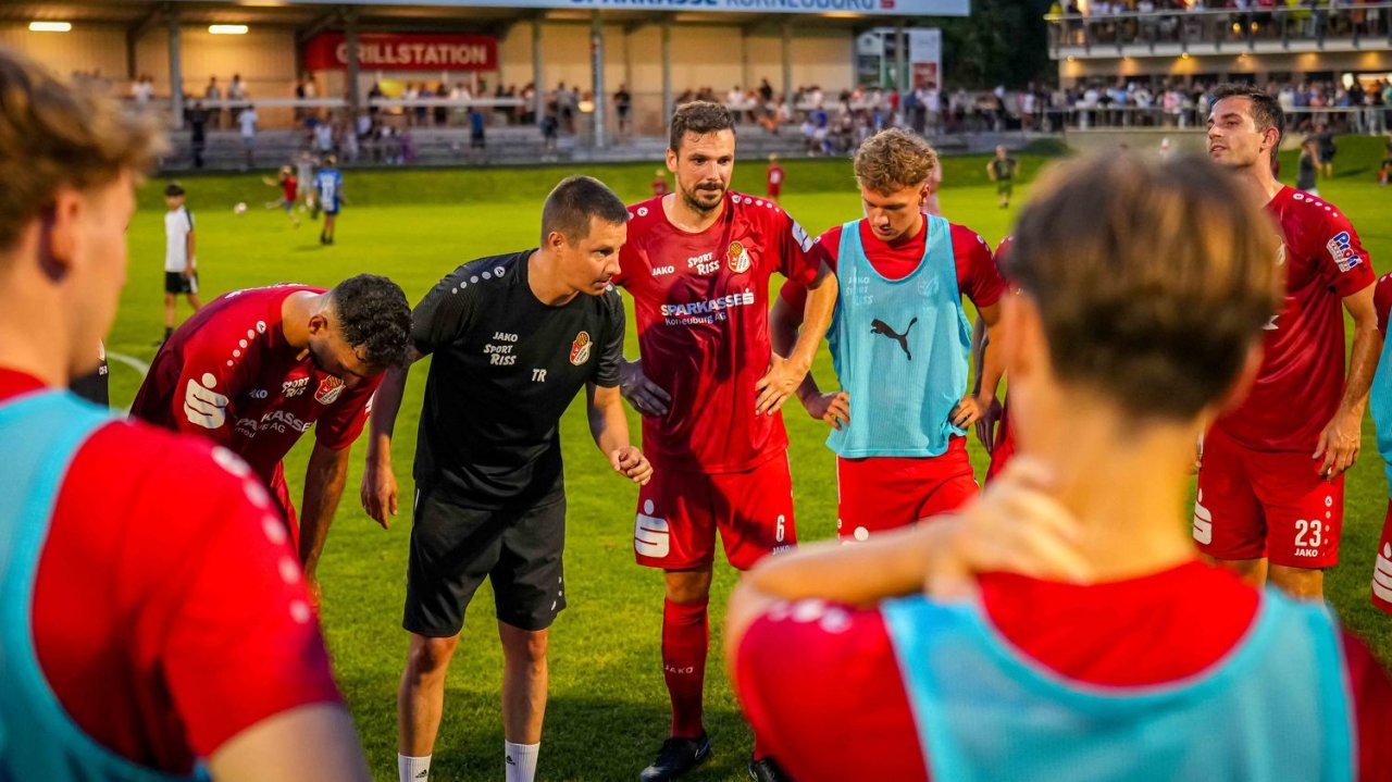Leobendorfs Erfolgstrainer Lukas Fürhauser (in schwarz)
