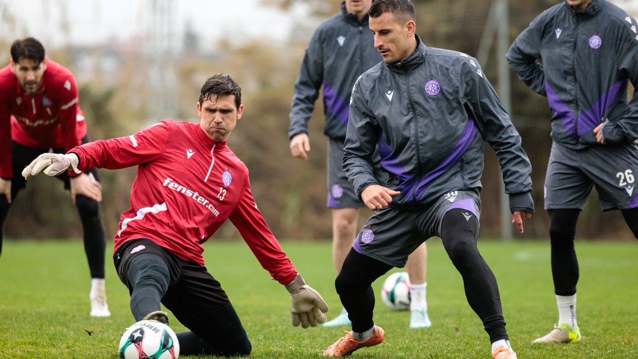 Lukas Wedl im Training mit Austria-Kapitän Manfred Fischer