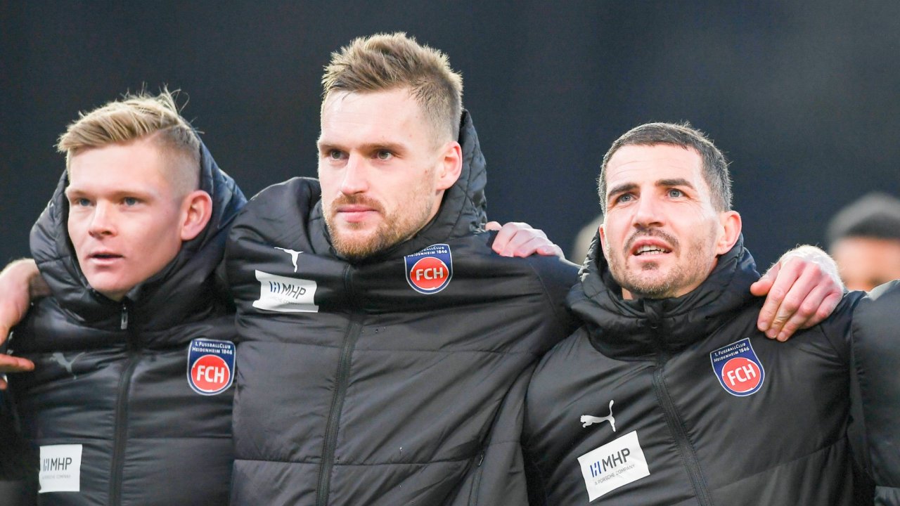 Paul Tschernuth (li) mit Heidenheim-Kapitän Patrick Mainka und Ex-Mitspieler Norman Theuerkauf.