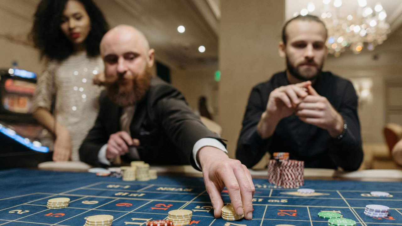 Online-Casinos und Fußball: Darum sponsern Glücksspielplattformen den Sport