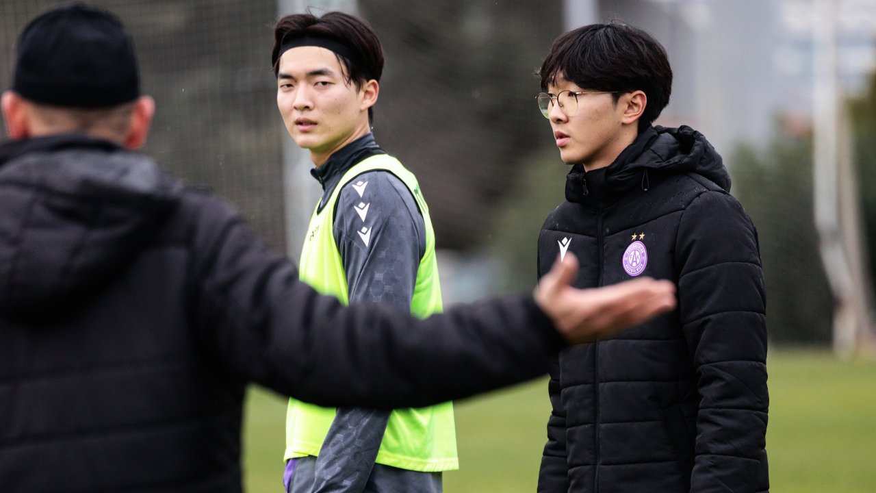 Dolmetscher Seung-Hwan Hwang (r.) half beim Ankommen und hilft im Alltag