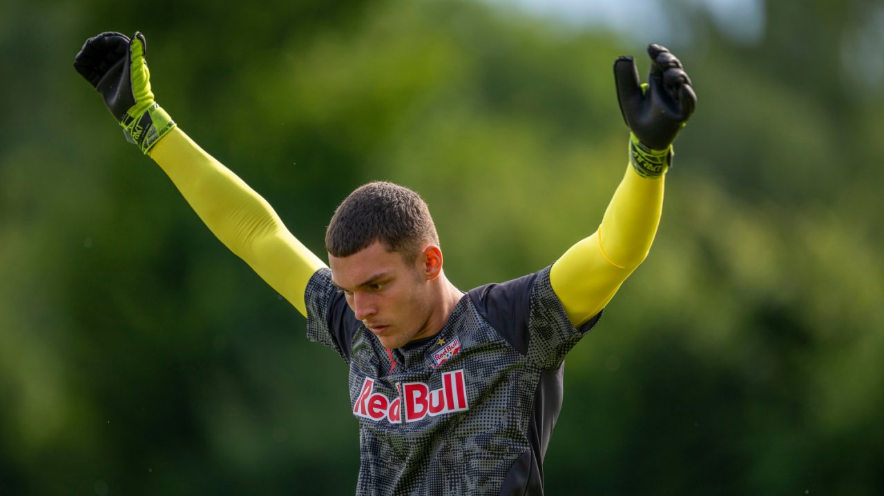 U19-Keeper Christian Zawieschitzky im Trikot von Red Bull Salzburg