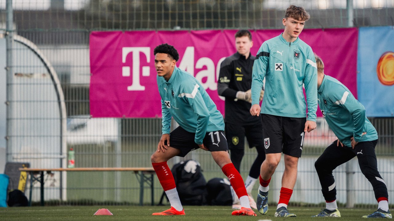 Thierry Fidjeu-Tazemeta (Mitte) mit Kapitän Yanik Spalt (Rechts)