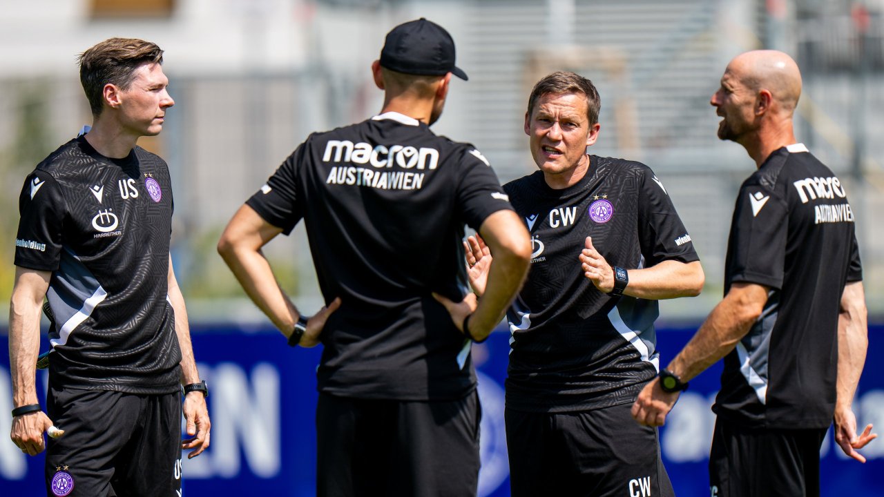 Tormanntrainer Udo Siebenhandl, Helm, seine Assistenten Christian Wegleitner und Christoph Glatzer (v.l.n.r.)
