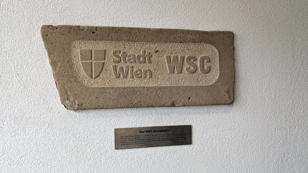 Der WSC-Grundstein: Eine alte Steinstufe des Linienamtes Hernals aus dem 19. Jahrhundert soll "die lange Geschichte des 1883 gegründeten Sportvereins" repräsentieren.