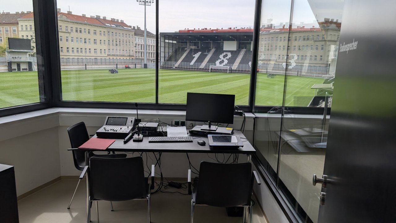 Der Arbeitsplatz von Platzsprecher Roland Spöttling