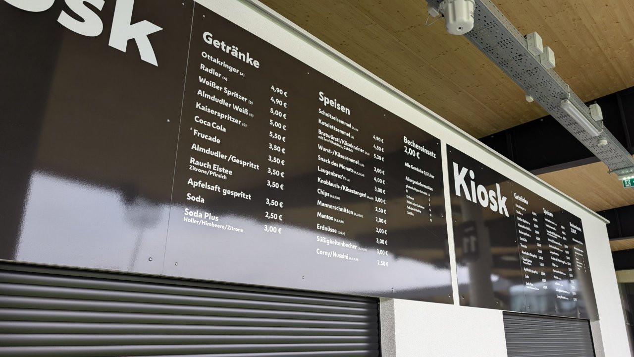 Einen halben Liter Bier gibt es beim Sport-Club für 4,90 Euro