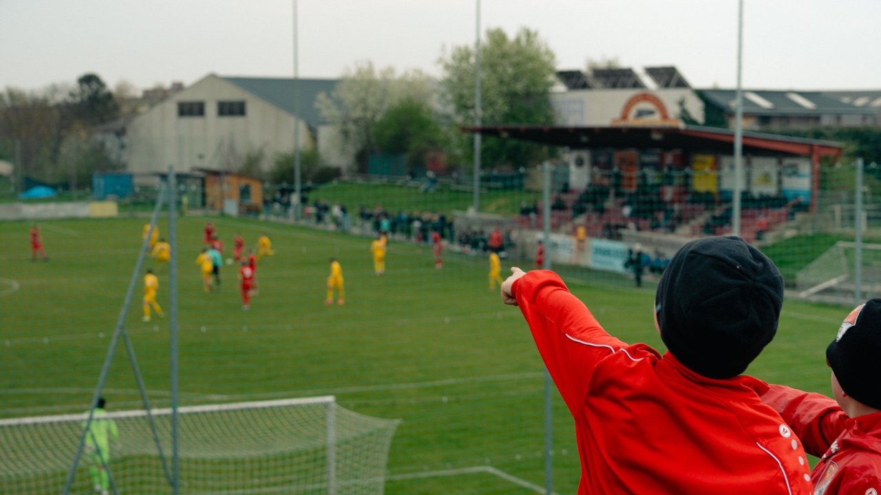 Auch die Jüngsten verfolgen das Spiel aufmerksam.