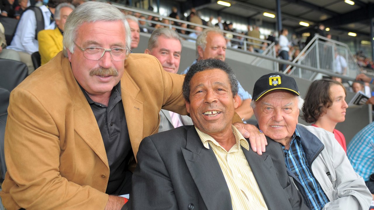 Kondert (links im Bild), mit dem legendären LASK-Stürmer Helmut Köglberger (†2018, Mitte) und dem Co-Trainer 1965 Laszlo Simko (†2011, rechts) bei einer Reunion der Double-Sieger im Jahre 2009